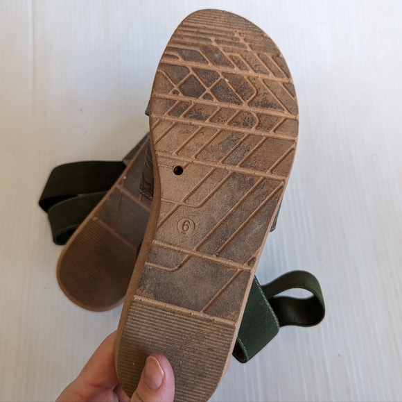 MUK LUKS women's strappy olive green sandals - Picture 4 of 11